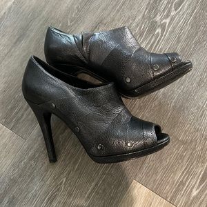 Diane Von Furstenberg … cute heels!! Great shape!